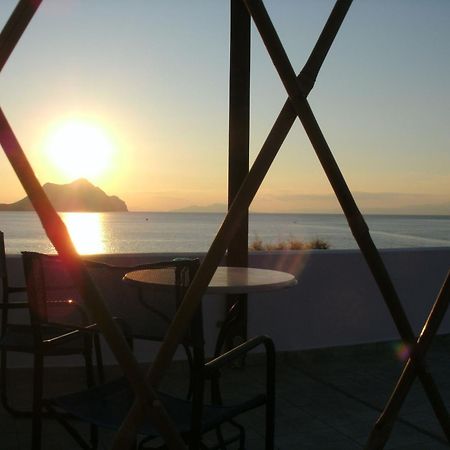 Mike Hotel Агиали Екстериор снимка