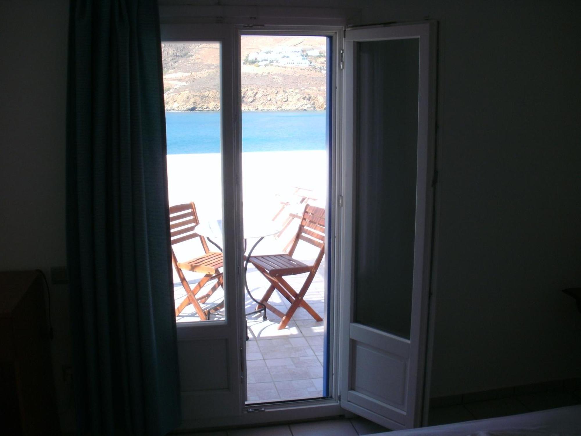 Mike Hotel Агиали Екстериор снимка