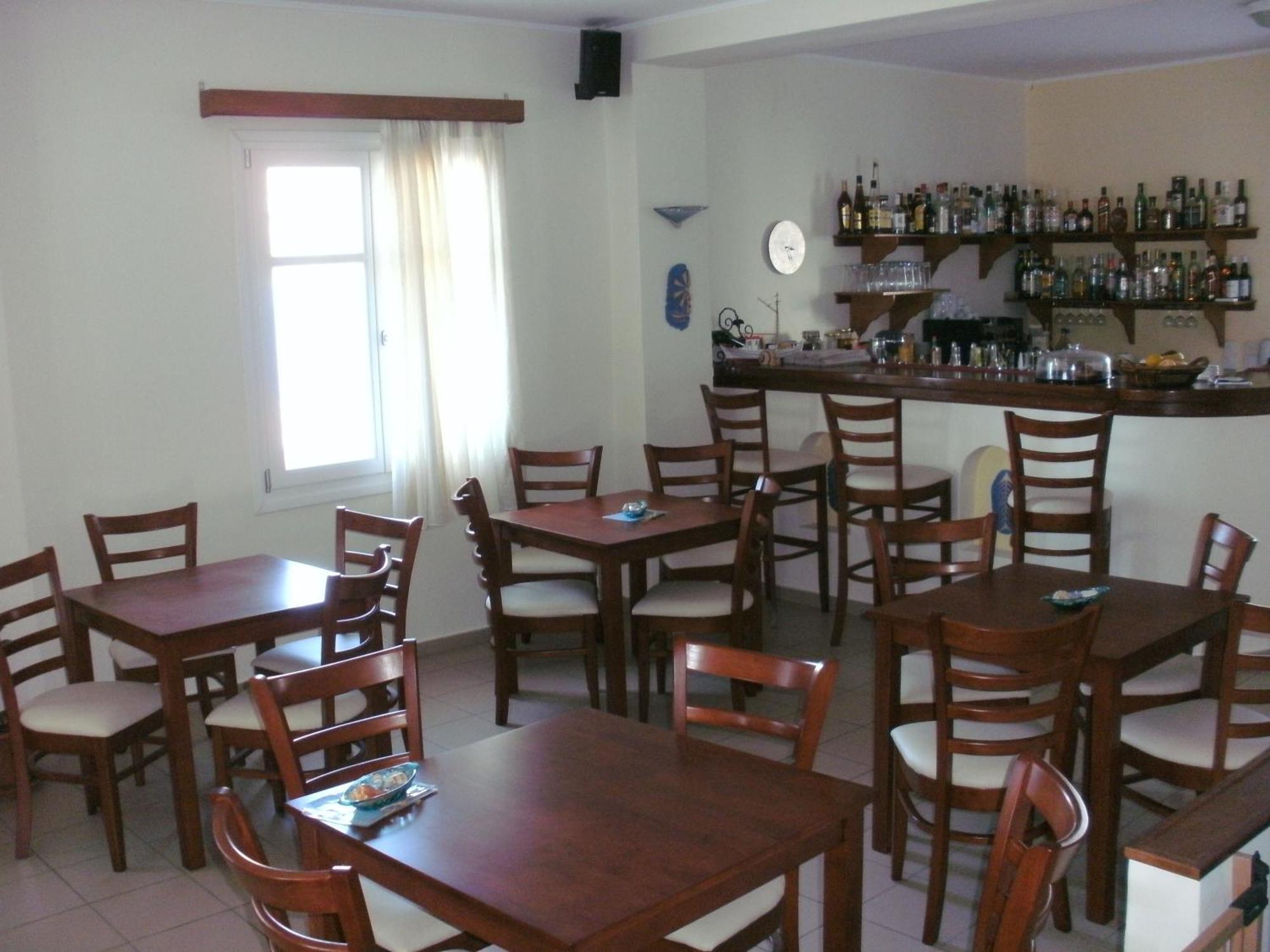 Mike Hotel Агиали Екстериор снимка